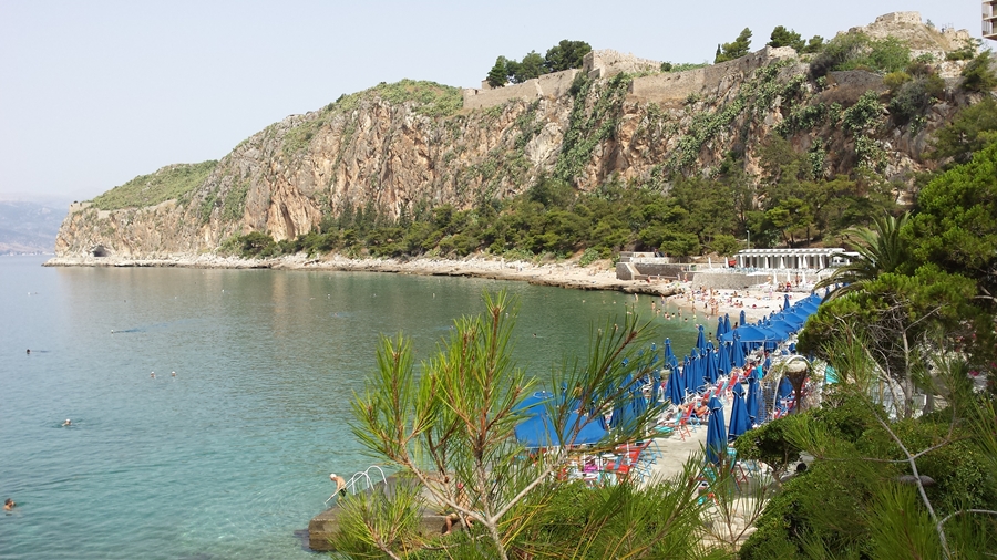 Nafplio pláž Arvanita